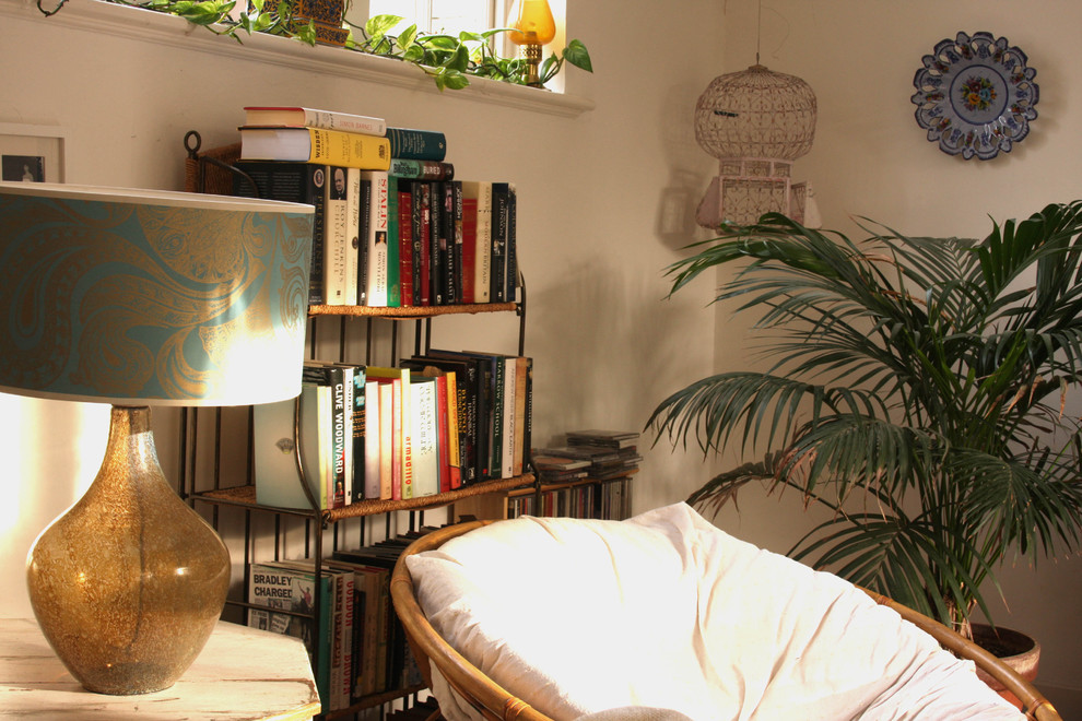 Idee per un soggiorno bohémian con libreria