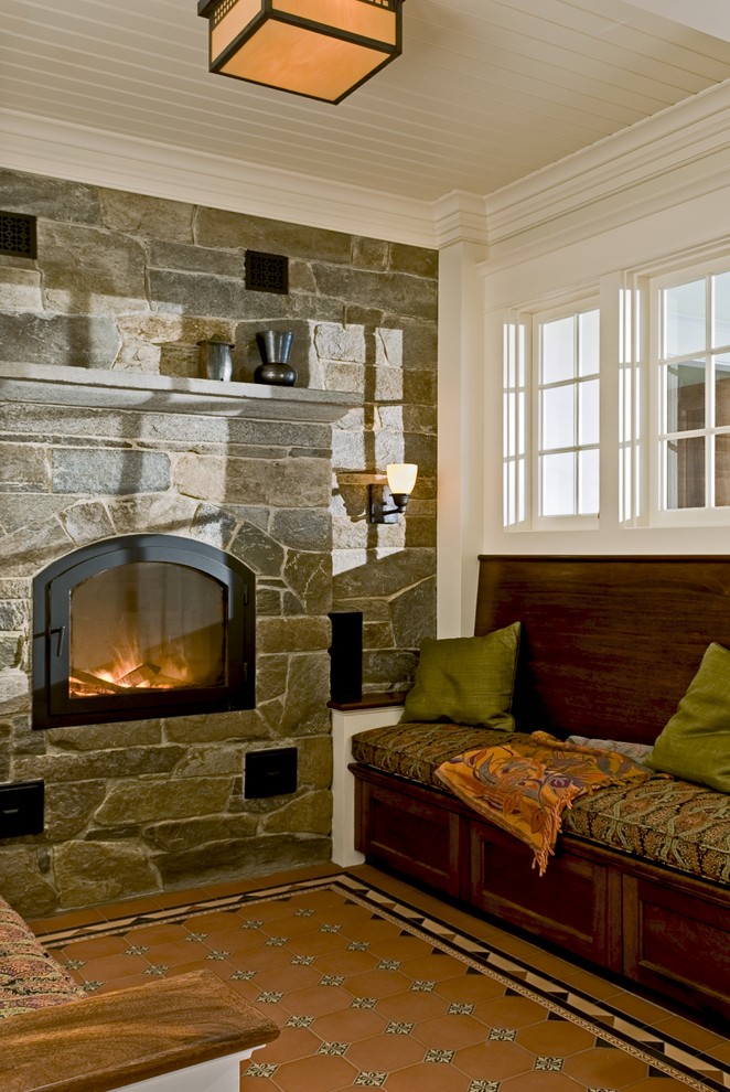 Aménagement d'un salon montagne avec un manteau de cheminée en pierre.