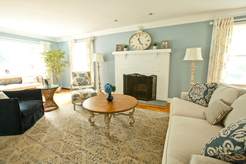 Источник вдохновения для домашнего уюта: парадная, изолированная гостиная комната среднего размера в стиле неоклассика (современная классика) с синими стенами, паркетным полом среднего тона, стандартным камином и фасадом камина из дерева