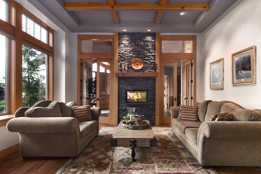 Идея дизайна: гостиная комната в современном стиле с фасадом камина из камня и коричневым диваном