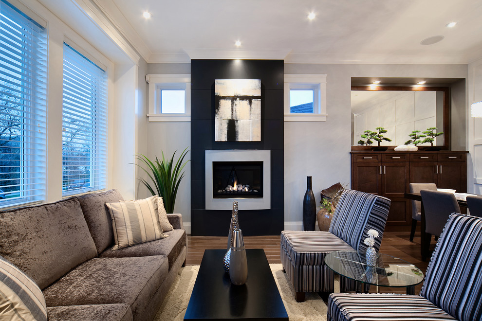 Источник вдохновения для домашнего уюта: гостиная комната среднего размера в современном стиле с серыми стенами и коричневым диваном