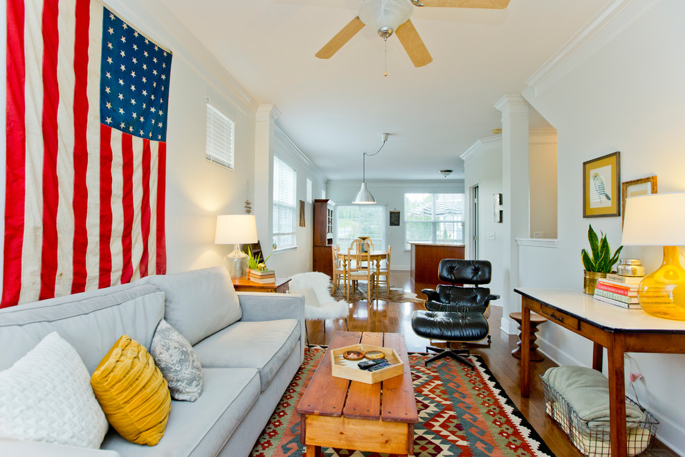 Repräsentatives, Offenes Klassisches Wohnzimmer mit weißer Wandfarbe und braunem Holzboden in Nashville