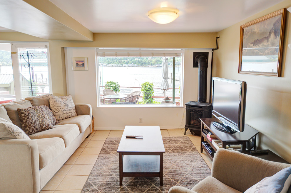 Foto di un soggiorno classico aperto con sala formale, pareti beige, stufa a legna e pavimento beige