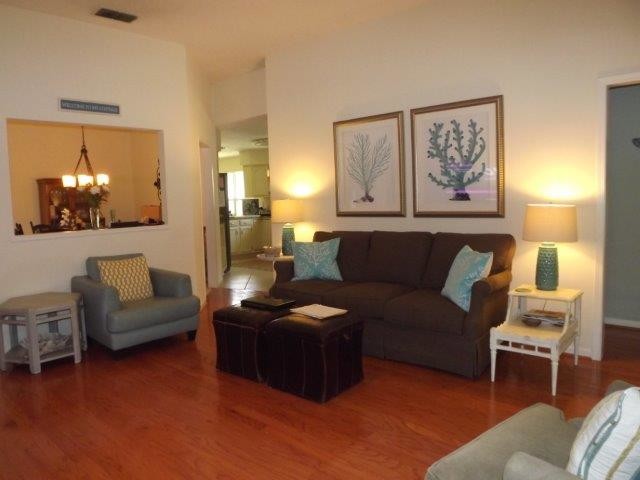 Fernseherloses, Offenes Maritimes Wohnzimmer ohne Kamin mit weißer Wandfarbe und hellem Holzboden in Jacksonville
