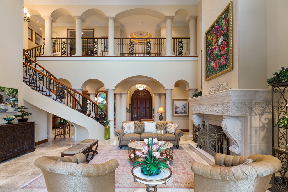 Immagine di un soggiorno mediterraneo con sala formale, pareti beige, camino classico e pavimento beige