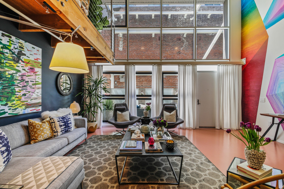 Industrial Wohnzimmer mit bunten Wänden, Betonboden, orangem Boden und Tapetenwänden in San Francisco