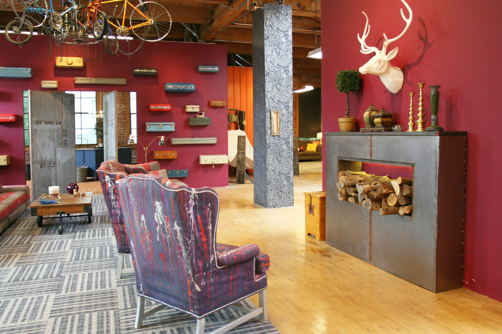 Industrial Wohnzimmer mit roter Wandfarbe und braunem Holzboden in Portland