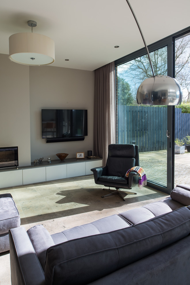 Modernes Wohnzimmer mit beiger Wandfarbe, Keramikboden, Kaminofen und verputzter Kaminumrandung in Belfast