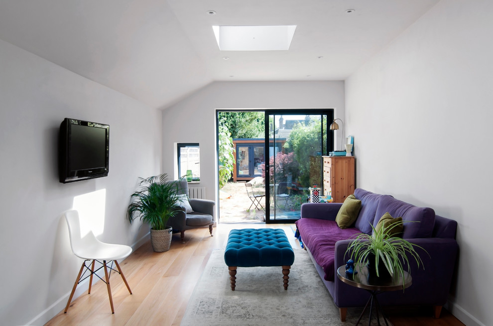 На фото: маленькая гостиная комната в стиле модернизм с паркетным полом среднего тона для на участке и в саду