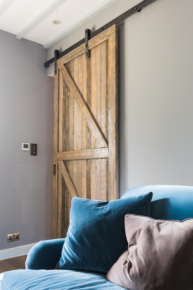 Mittelgroßes, Abgetrenntes Modernes Wohnzimmer mit grauer Wandfarbe, braunem Holzboden und braunem Boden in Hertfordshire