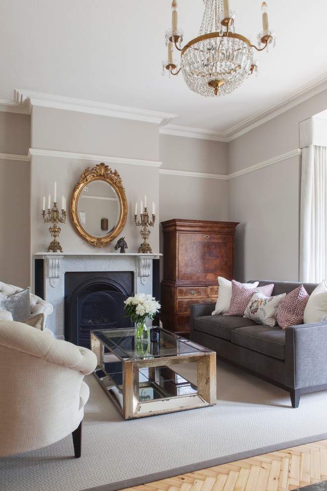 Repräsentatives, Fernseherloses Klassisches Wohnzimmer mit grauer Wandfarbe, hellem Holzboden und Kamin in London
