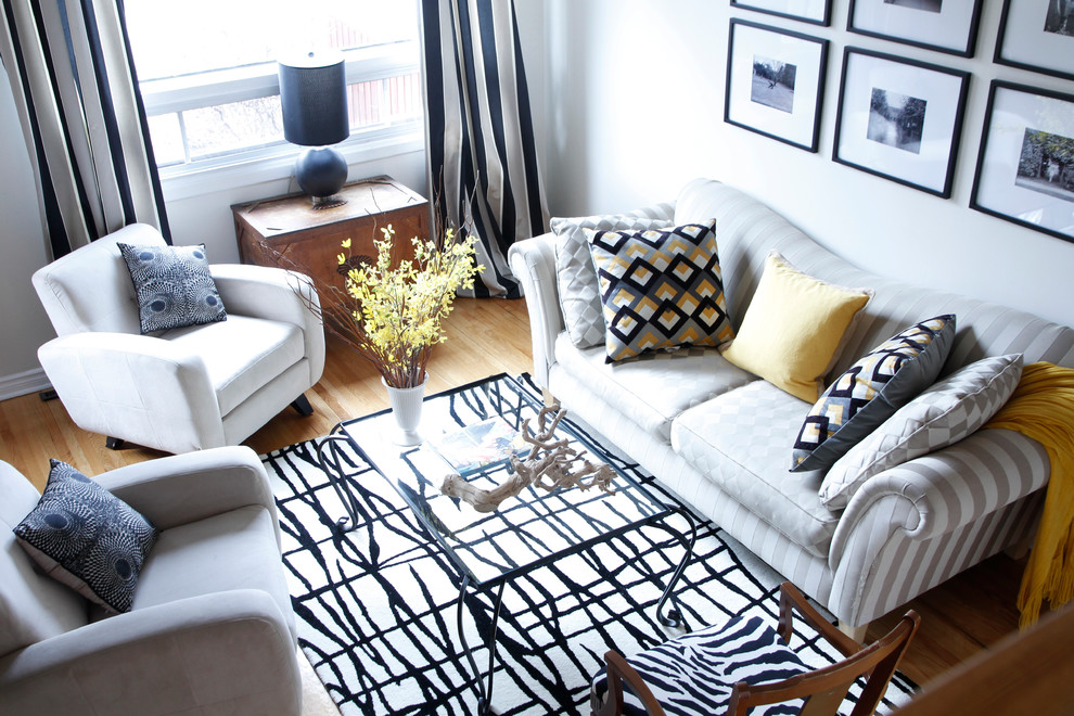 Idee per un soggiorno classico con pareti bianche, pavimento in legno massello medio e pavimento beige