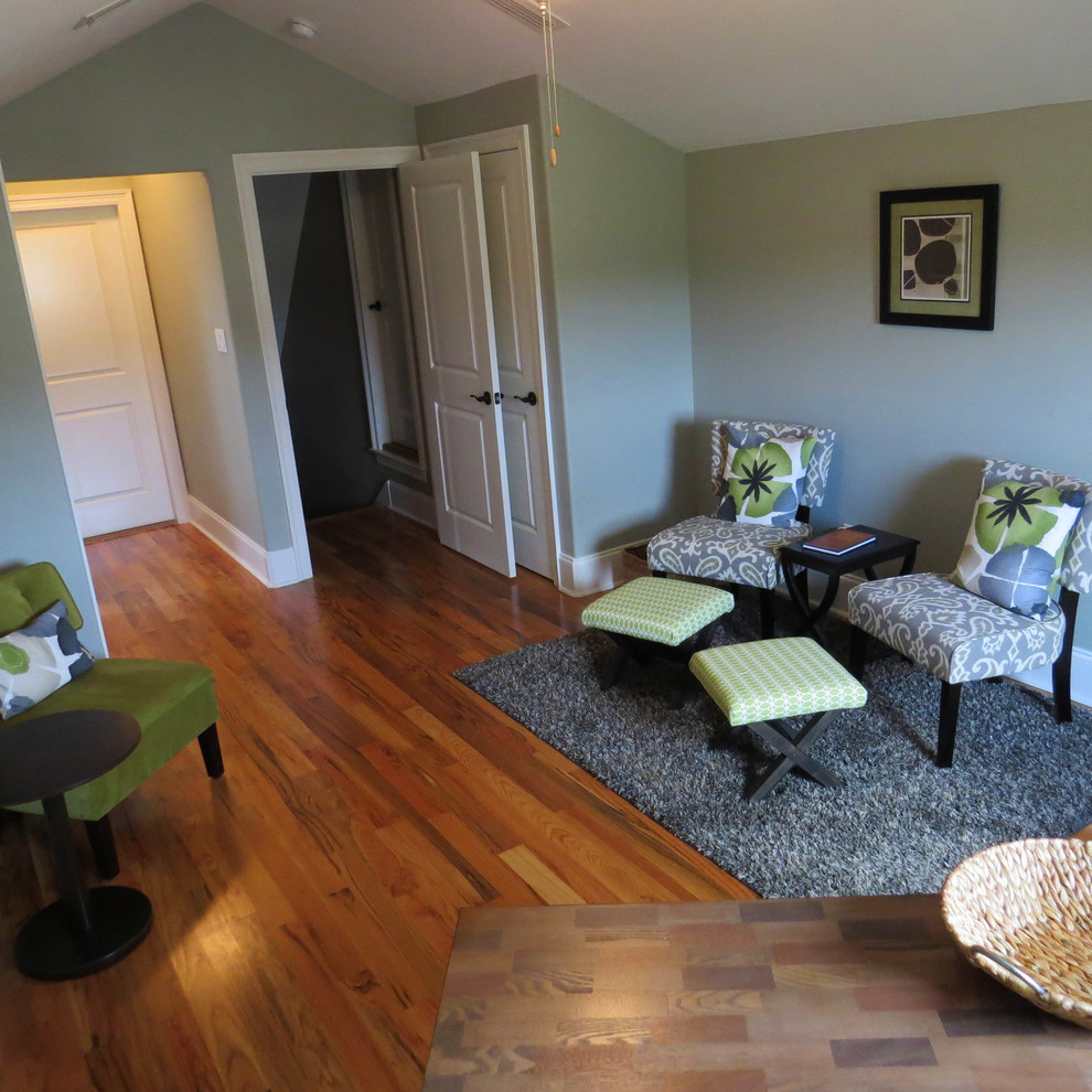 Großes, Fernseherloses, Abgetrenntes Landhaus Wohnzimmer ohne Kamin mit grüner Wandfarbe und braunem Holzboden in Atlanta