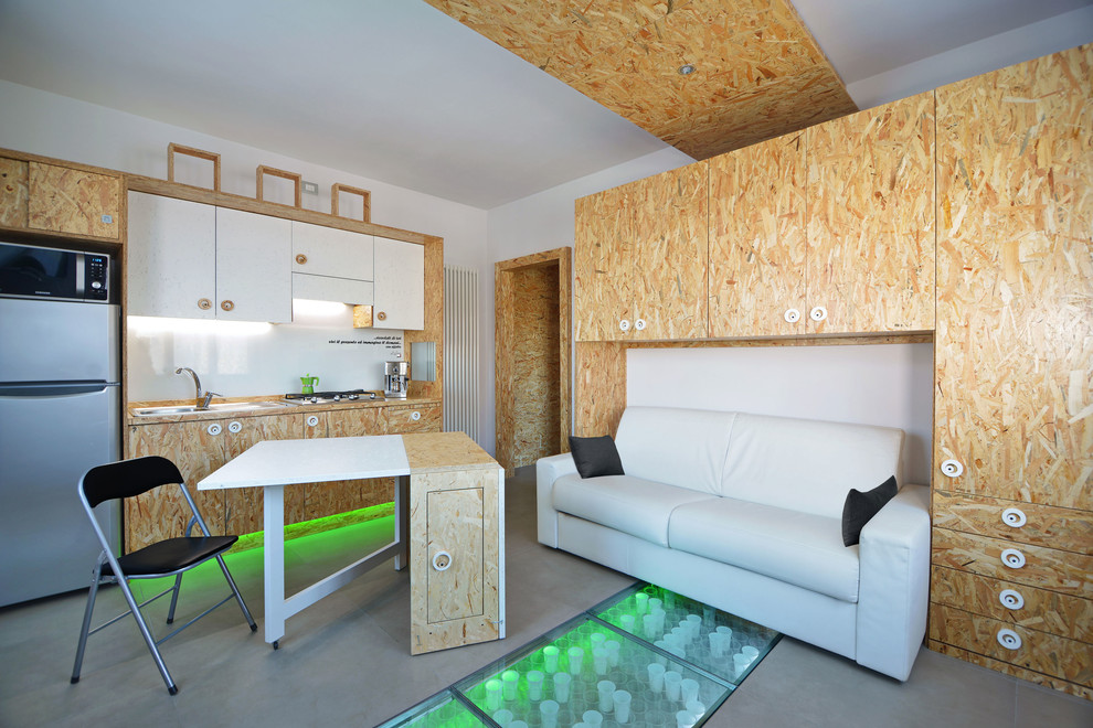 Idee per un piccolo soggiorno contemporaneo aperto con pareti bianche, pavimento con piastrelle in ceramica, nessun camino, TV a parete e pavimento grigio