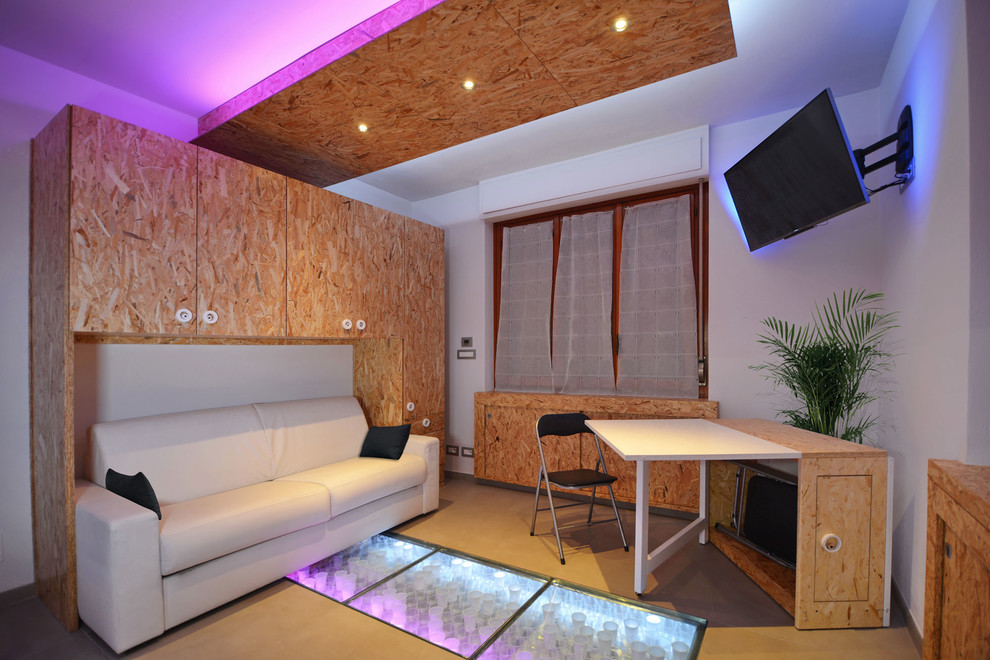 Kleines, Offenes Modernes Wohnzimmer ohne Kamin mit weißer Wandfarbe, Keramikboden, TV-Wand und grauem Boden in Sonstige