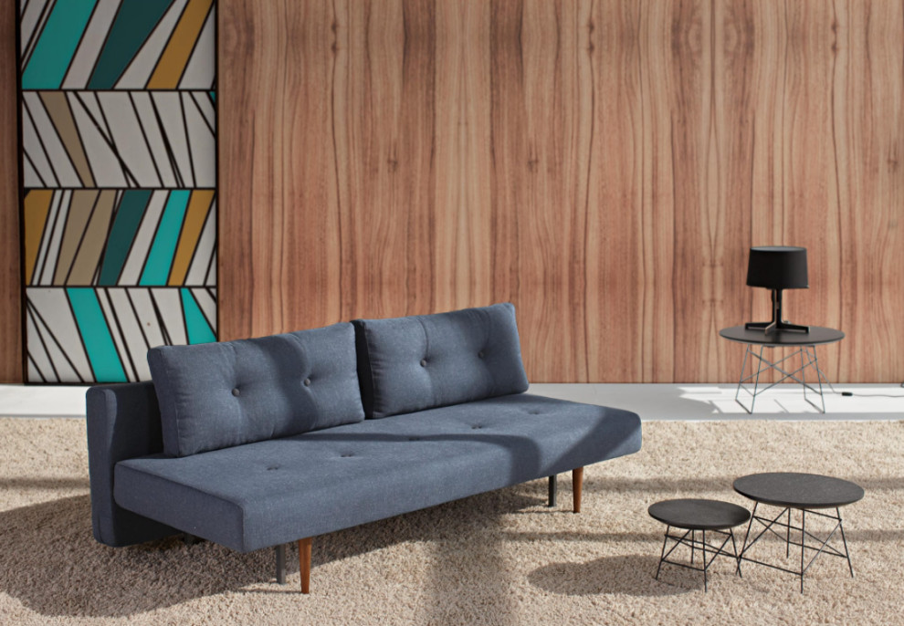 Esempio di un soggiorno scandinavo di medie dimensioni e chiuso con sala della musica, pareti marroni, moquette, parete attrezzata e pavimento beige