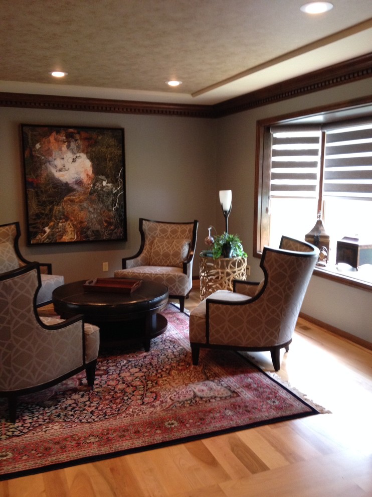 Foto di un soggiorno tradizionale con sala formale, pareti beige e pavimento in legno massello medio