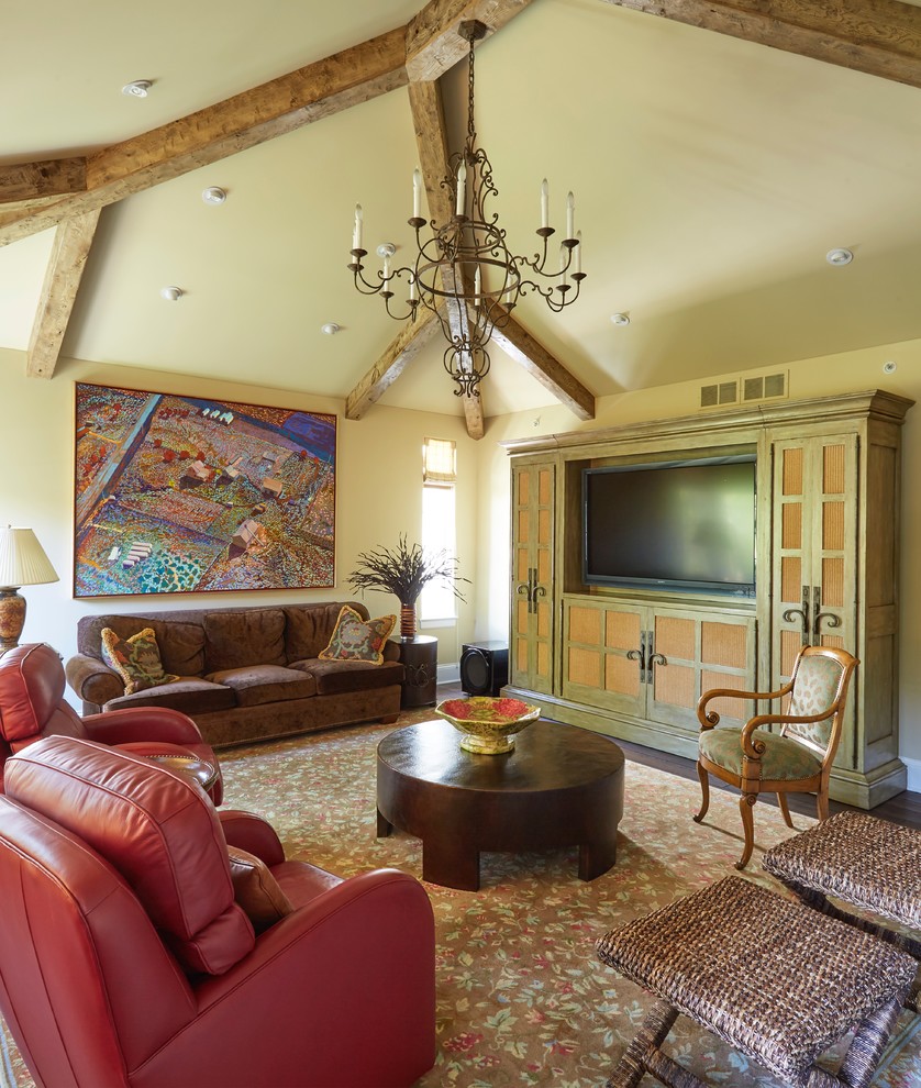 Diseño de salón para visitas cerrado clásico de tamaño medio sin chimenea con paredes beige, suelo de madera oscura, televisor independiente y suelo marrón