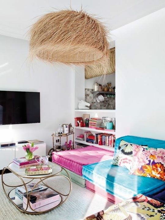 Kleines, Abgetrenntes Eklektisches Wohnzimmer ohne Kamin mit weißer Wandfarbe, dunklem Holzboden, TV-Wand und braunem Boden in New York