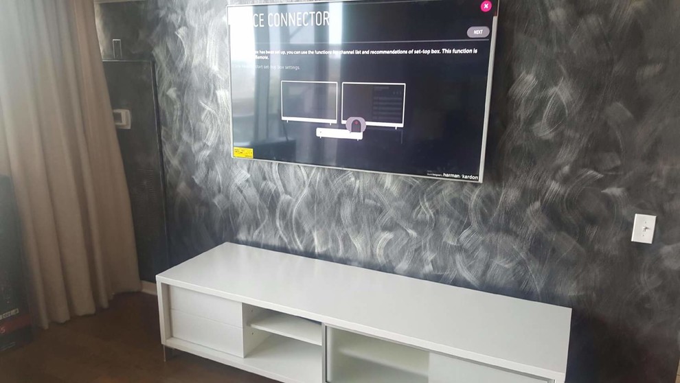 Свежая идея для дизайна: гостиная комната в стиле лофт с серыми стенами и телевизором на стене - отличное фото интерьера