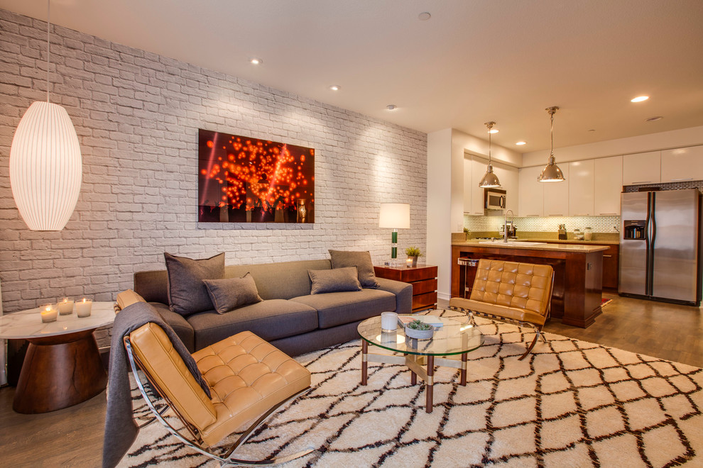 Offenes, Mittelgroßes, Fernseherloses Modernes Wohnzimmer ohne Kamin mit weißer Wandfarbe und dunklem Holzboden in Los Angeles