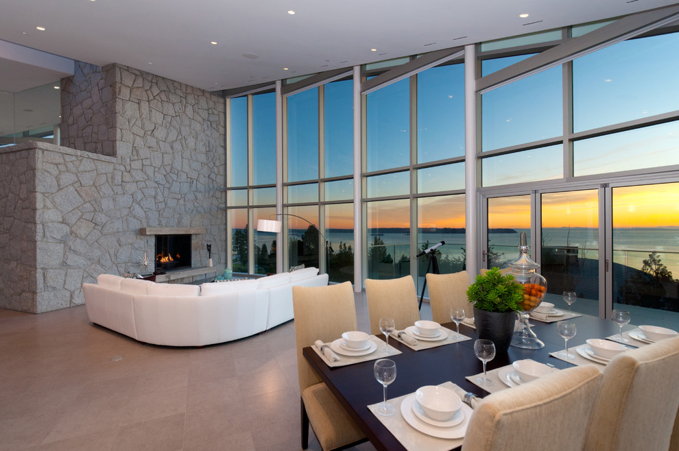 Стильный дизайн: открытая гостиная комната в современном стиле с стандартным камином - последний тренд