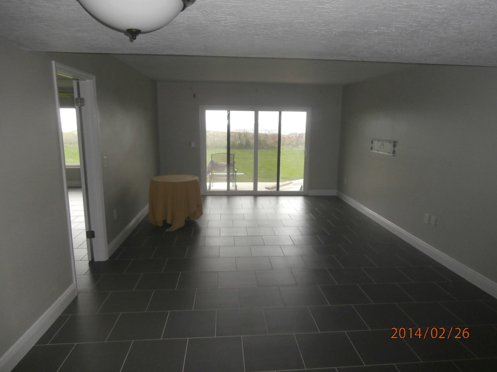 Großes, Offenes Maritimes Wohnzimmer mit grauer Wandfarbe und Porzellan-Bodenfliesen in Orlando