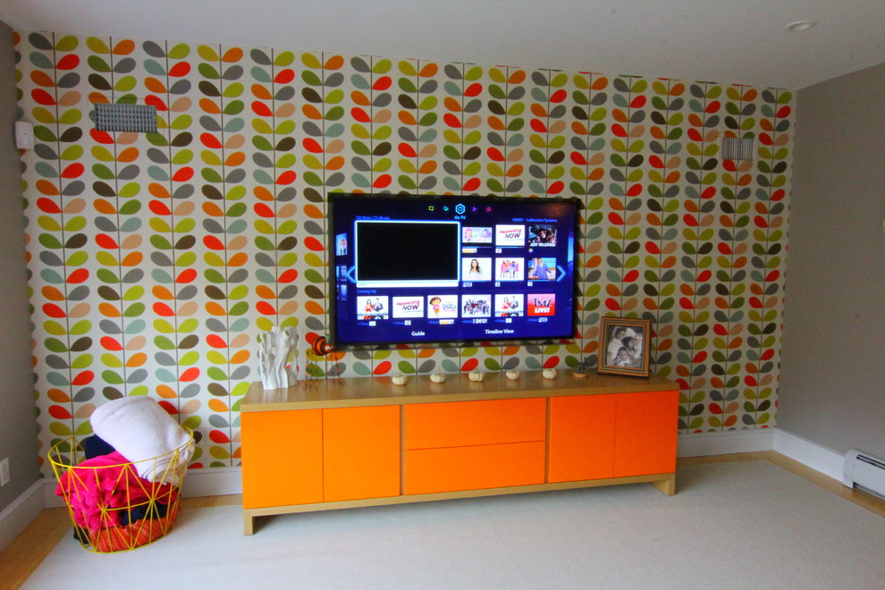 Modern inredning av ett litet separat vardagsrum, med en inbyggd mediavägg och ett musikrum