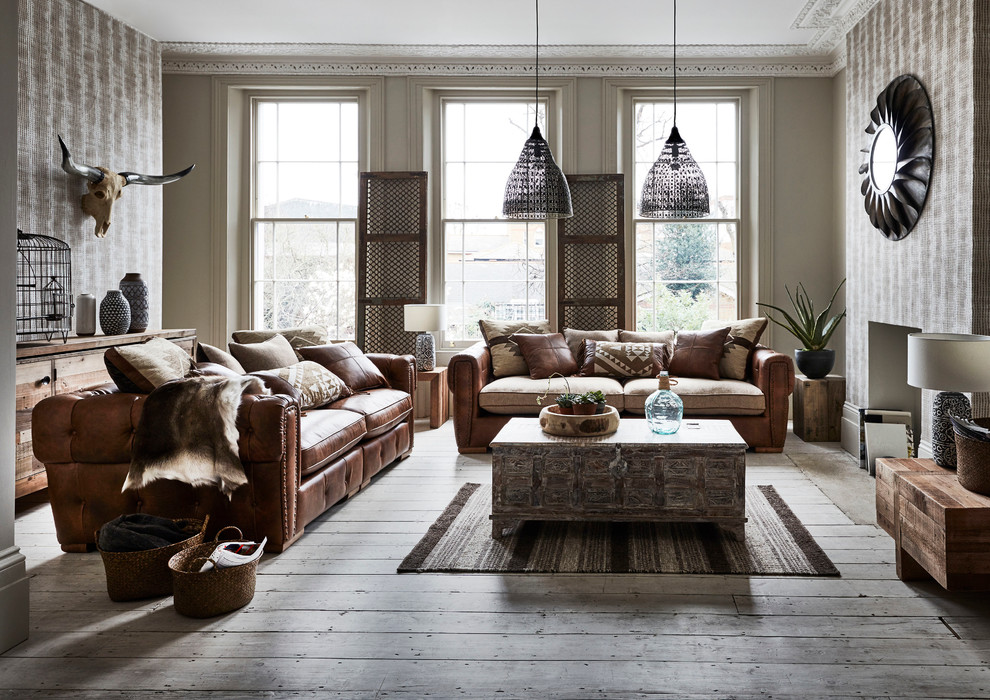 Foto di un soggiorno scandinavo con pareti bianche e pavimento in legno verniciato
