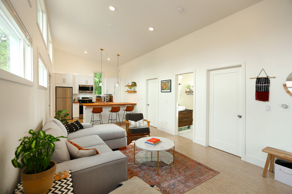 Kleines, Abgetrenntes Skandinavisches Wohnzimmer mit weißer Wandfarbe und Korkboden in Seattle