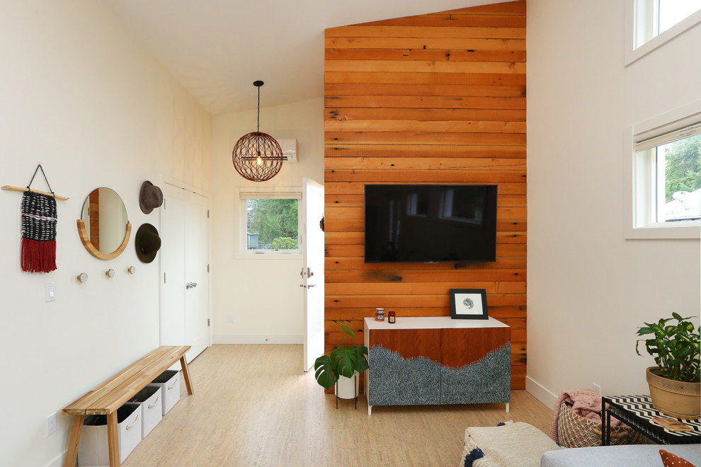 Kleines, Offenes Nordisches Wohnzimmer mit weißer Wandfarbe, Korkboden und TV-Wand in Seattle