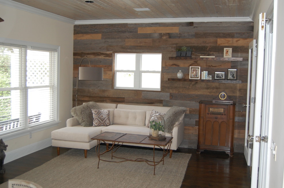 Foto de salón para visitas rural de tamaño medio sin chimenea y televisor con paredes blancas y suelo de madera oscura