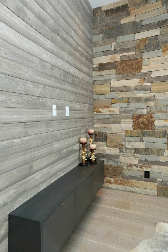 Ejemplo de salón para visitas abierto moderno de tamaño medio sin chimenea y televisor con paredes grises y suelo de madera clara