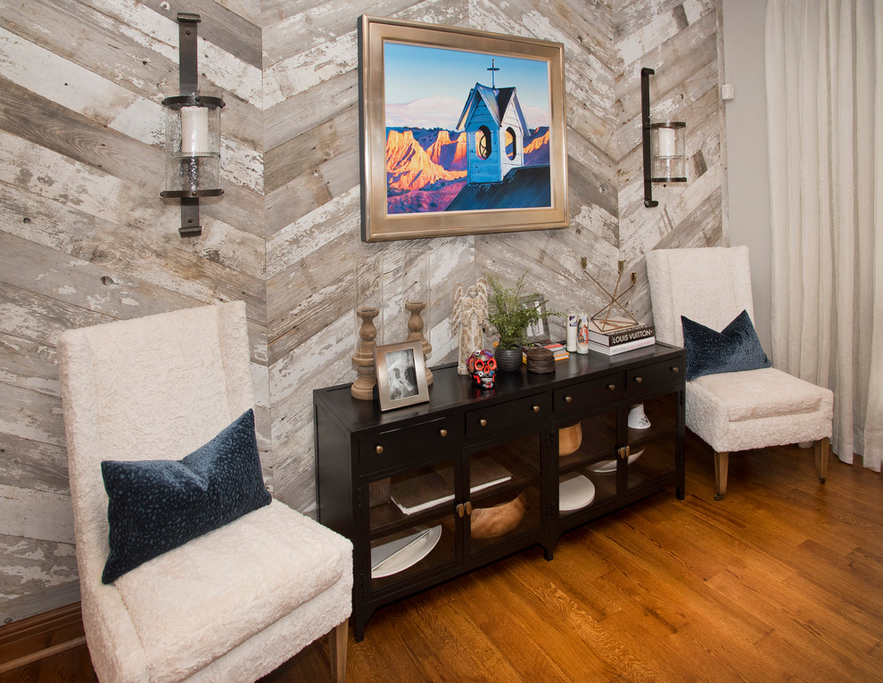 Mittelgroßes, Repräsentatives, Fernseherloses, Offenes Uriges Wohnzimmer mit beiger Wandfarbe, hellem Holzboden, Kamin und Kaminumrandung aus Stein in Denver