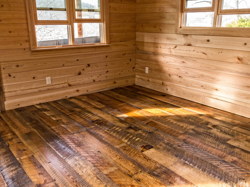 Ispirazione per un piccolo soggiorno rustico con pavimento in legno massello medio