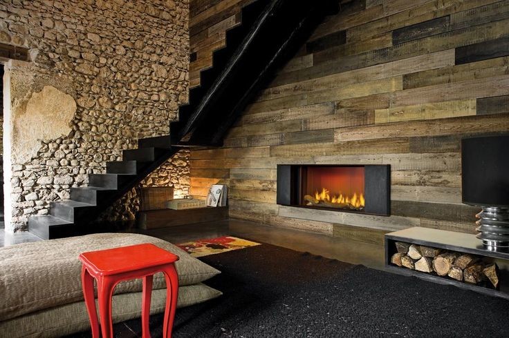 Inspiration för mellanstora moderna separata vardagsrum, med ett finrum, bruna väggar, en bred öppen spis, en spiselkrans i trä och svart golv
