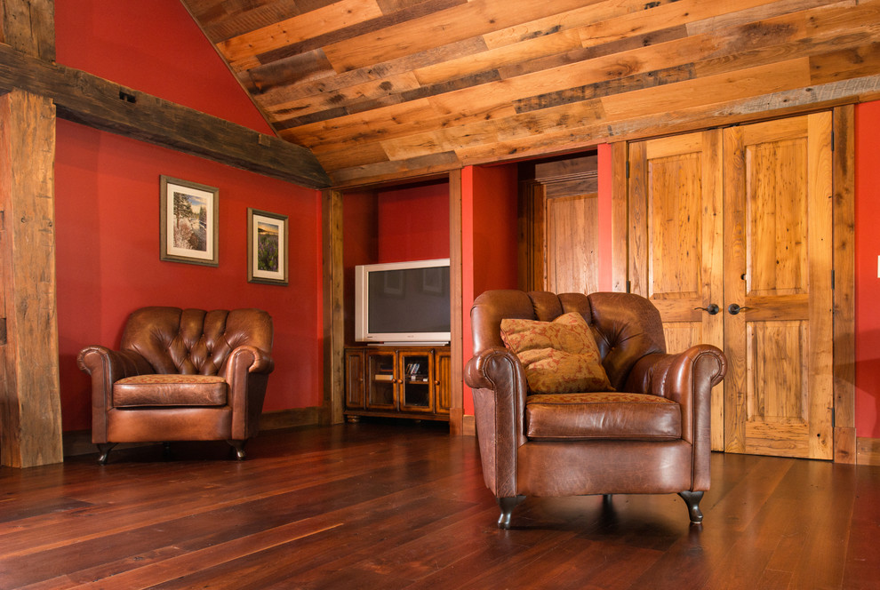 Ejemplo de salón para visitas cerrado clásico grande con paredes rojas, suelo de madera oscura y televisor independiente