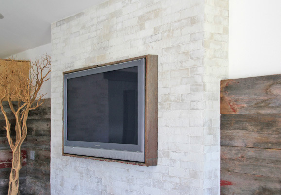 Foto di un soggiorno design aperto con pareti bianche, parquet scuro e parete attrezzata