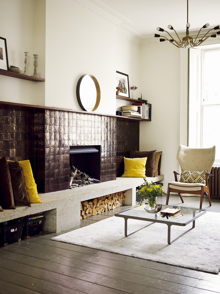 Cette image montre un salon design avec un manteau de cheminée en carrelage.