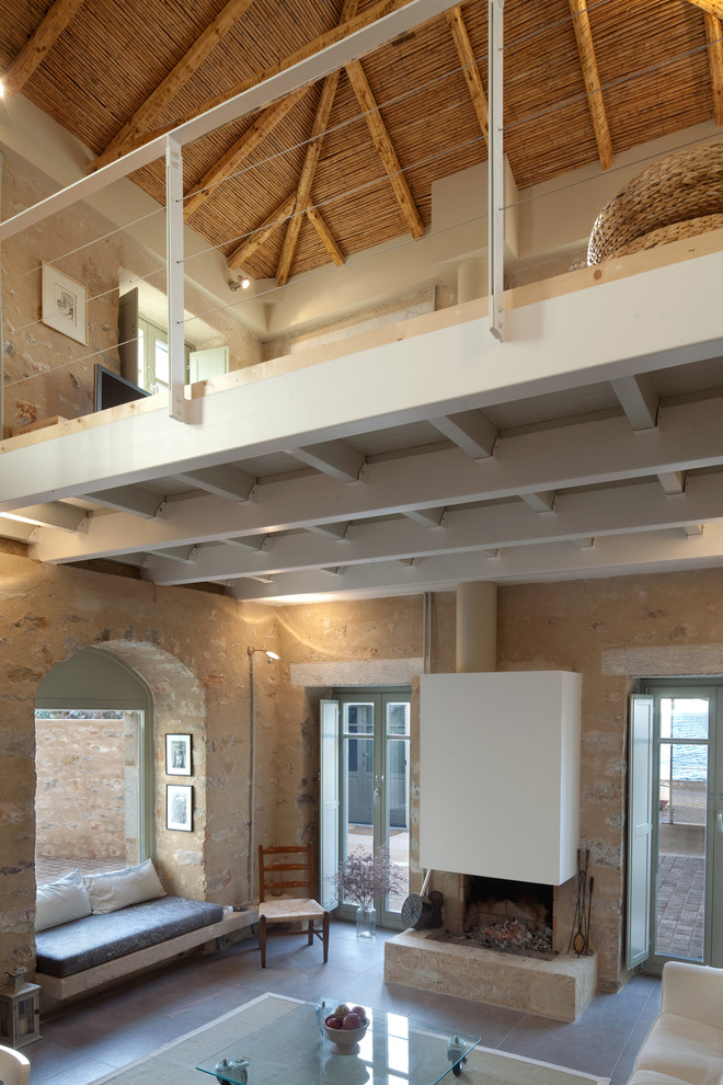 Источник вдохновения для домашнего уюта: гостиная комната в средиземноморском стиле с стандартным камином без телевизора