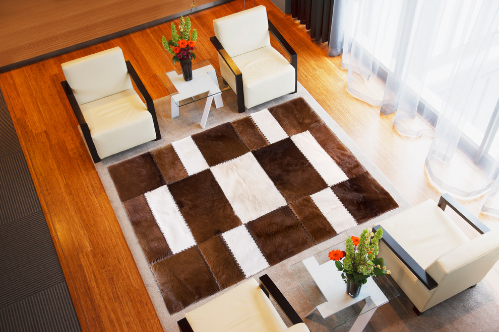 Mittelgroßes, Repräsentatives, Offenes Modernes Wohnzimmer mit grauer Wandfarbe, braunem Holzboden und braunem Boden in Los Angeles