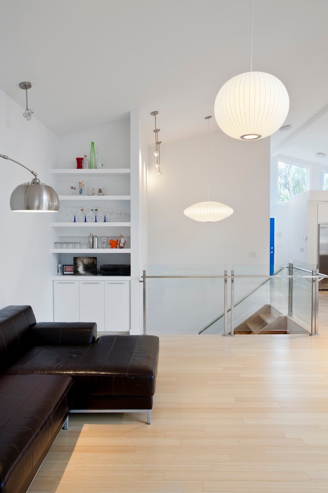 Ejemplo de salón tipo loft minimalista con paredes blancas