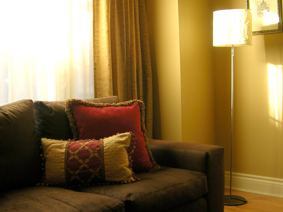 Red accents in the living room Eclectic Living Room Montreal by