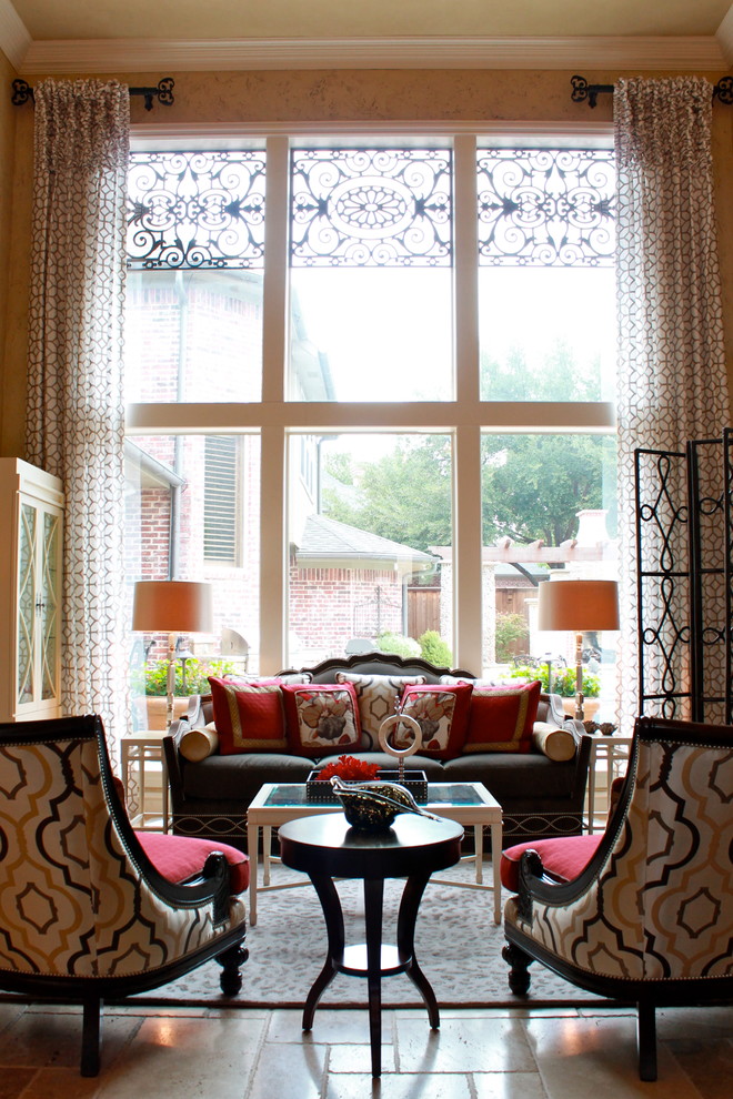 Immagine di un grande soggiorno classico aperto con sala formale, pareti beige, parquet scuro e nessuna TV