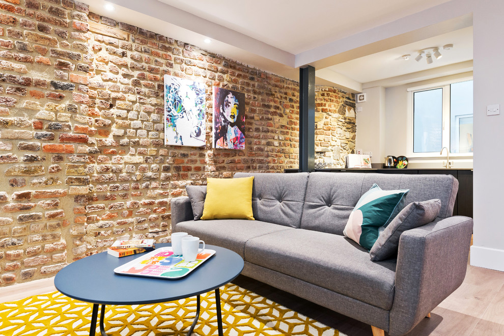 Mittelgroßes, Fernseherloses, Offenes Modernes Wohnzimmer ohne Kamin mit grauer Wandfarbe und Laminat in Dublin