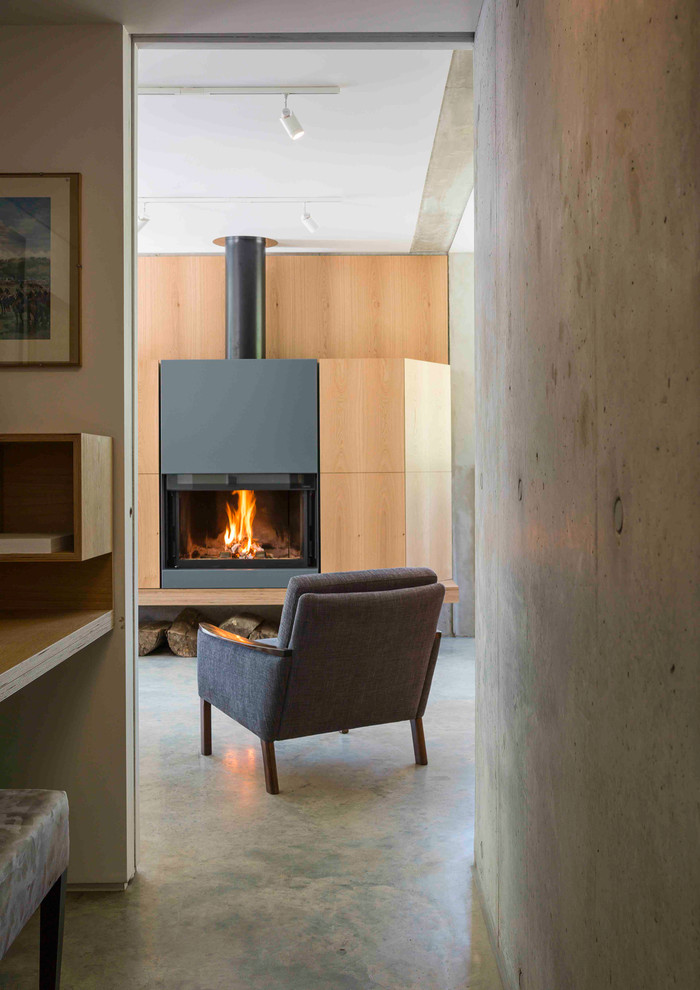 Inspiration för stora moderna separata vardagsrum, med betonggolv och en öppen vedspis