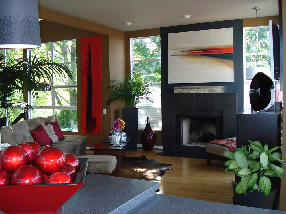 Стильный дизайн: гостиная комната в современном стиле с коричневыми стенами, стандартным камином и акцентной стеной - последний тренд