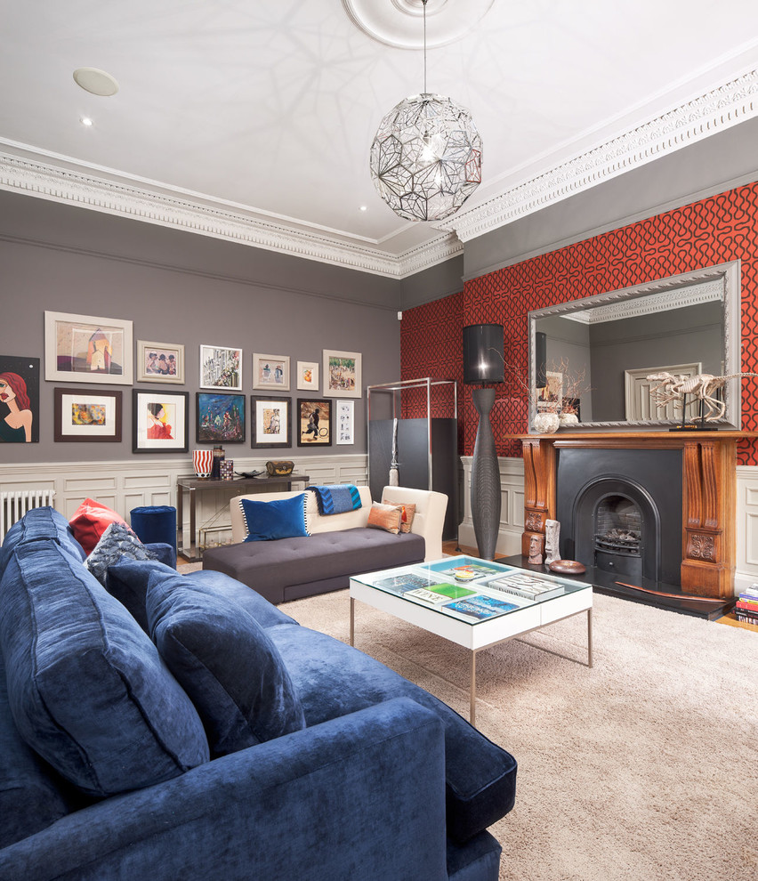 Eklektisches Wohnzimmer mit grauer Wandfarbe, Teppichboden, Kamin, Kaminumrandung aus Metall und beigem Boden in Glasgow