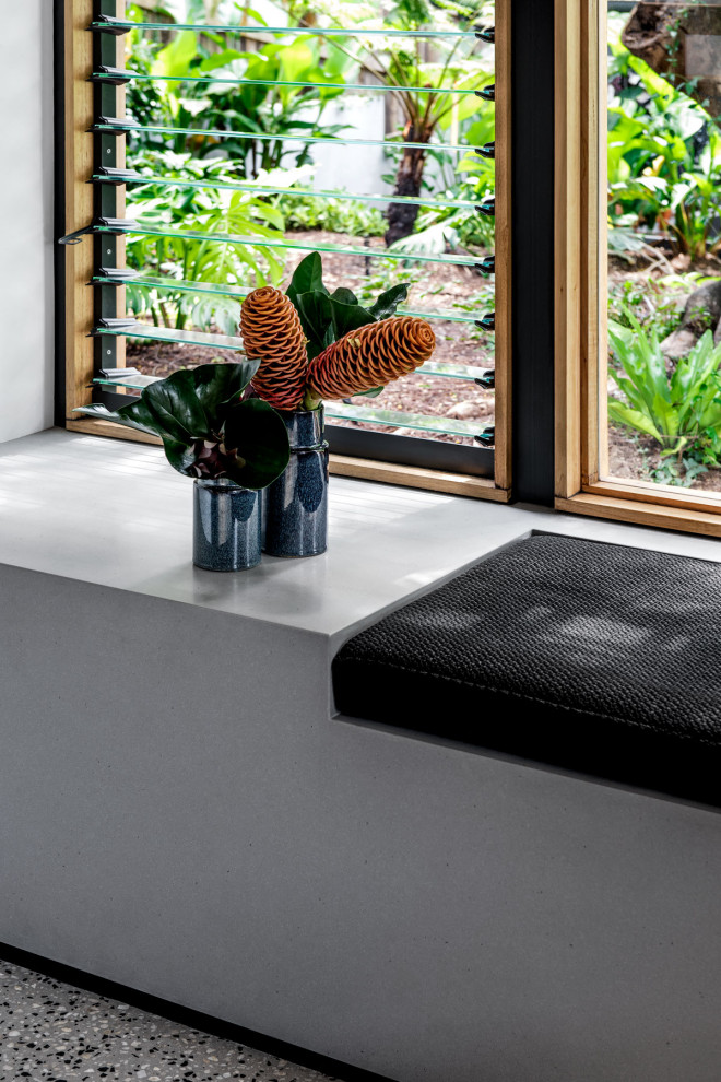 Mittelgroßes, Offenes Modernes Wohnzimmer mit weißer Wandfarbe und Betonboden in Brisbane