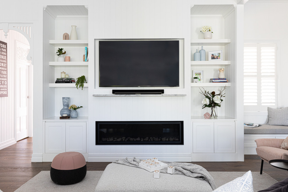 Ejemplo de salón machihembrado y abierto, actual, grande, con paredes blancas, suelo de madera oscura, chimenea lineal, televisor colgado en la pared, suelo marrón y machihembrado